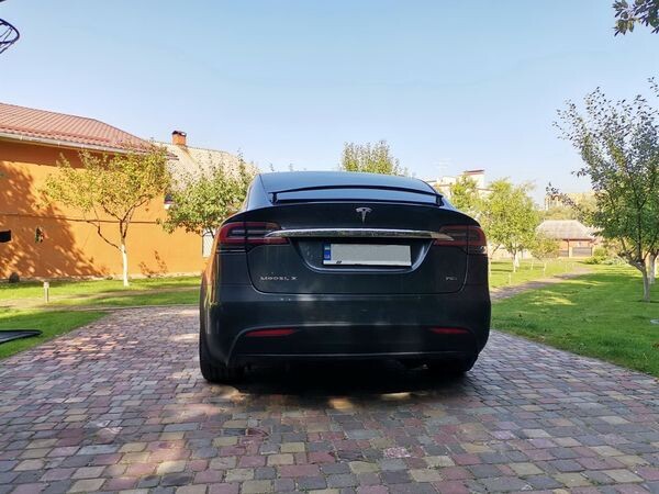 075 Tesla Model X сіра електричний позашляховик 