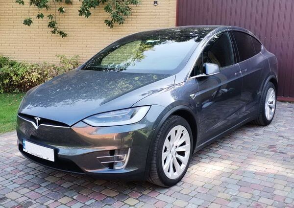 075 Tesla Model X сіра електричний позашляховик 