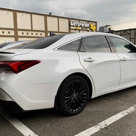 406 Toyota Avalon біла оренда на весілля - авто на весілля у Києві - портфоліо 6