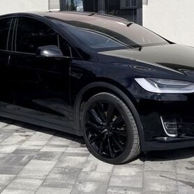 121 Прокат Tesla Model X чорна без водія - авто на весілля у Києві - портфоліо 2