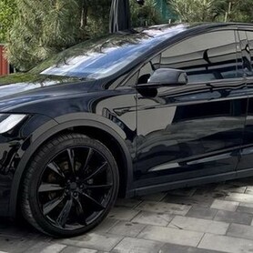 121 Прокат Tesla Model X чорна без водія - авто на весілля у Києві - портфоліо 3