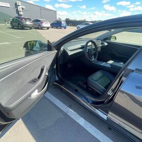 242 Авто на весілля Tesla Model 3 чорна з водієм - авто на весілля у Києві - портфоліо 5