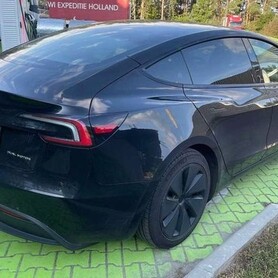 242 Авто на весілля Tesla Model 3 чорна з водієм - авто на весілля у Києві - портфоліо 2