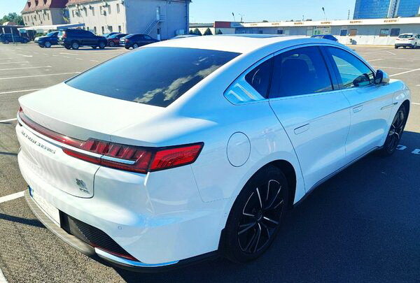 431 BYD HAN оренда авто на весілля 