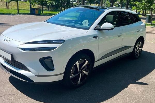 034 BYD ID електро позашляховик білий на весілля 