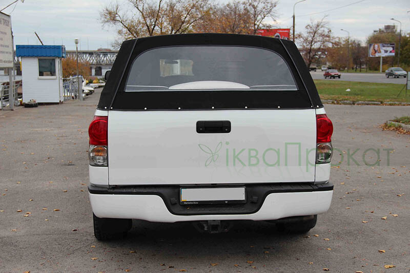 Лімузин Toyota Sequoia з літнім майданчиком 