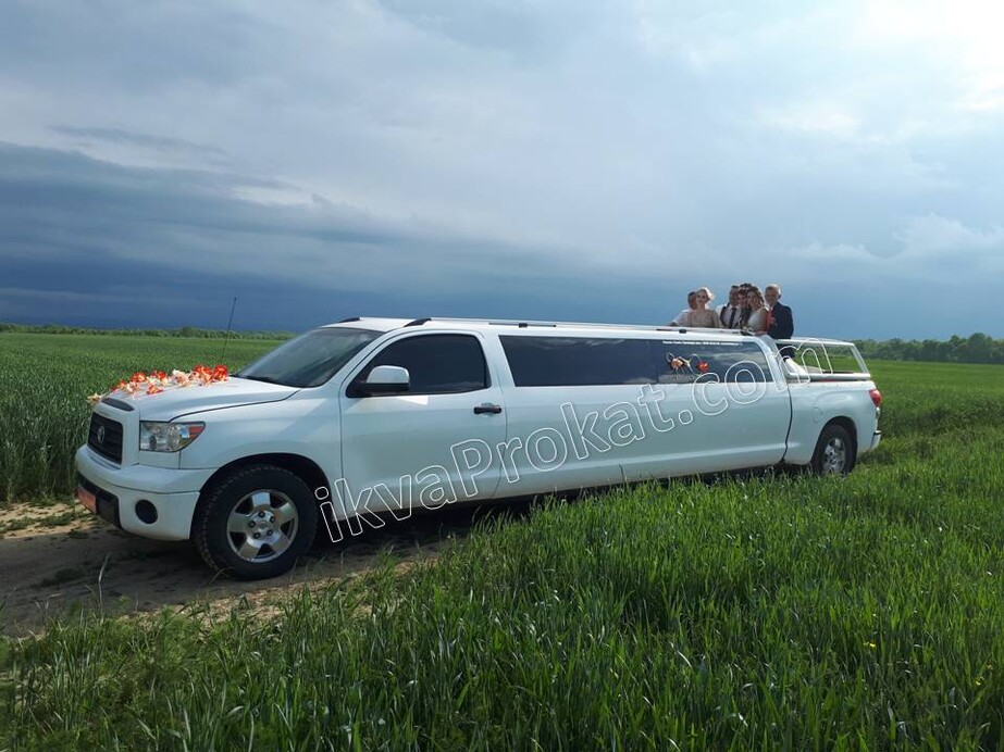 Лімузин Toyota Sequoia з літнім майданчиком 