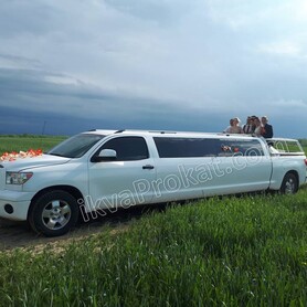 Лімузин Toyota Sequoia з літнім майданчиком - авто на весілля у Львові - портфоліо 1