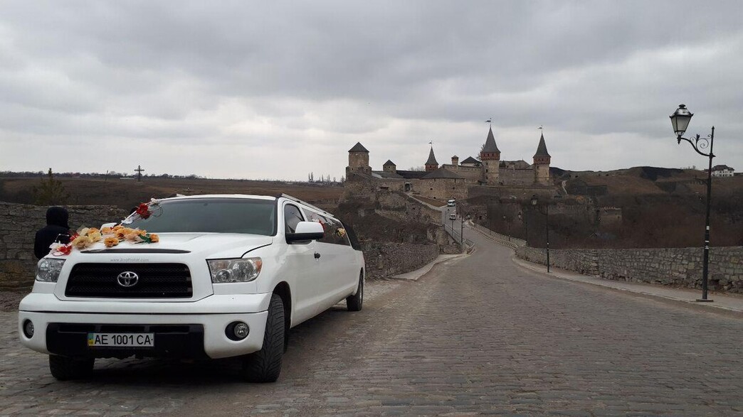 Лімузин Toyota Sequoia з літнім майданчиком 