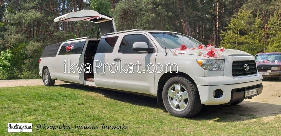 Лімузин Toyota Sequoia з літнім майданчиком 