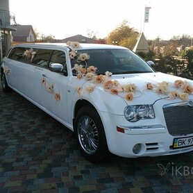 Лімузин Львів Крайслер С300 - авто на весілля у Львові - портфоліо 1