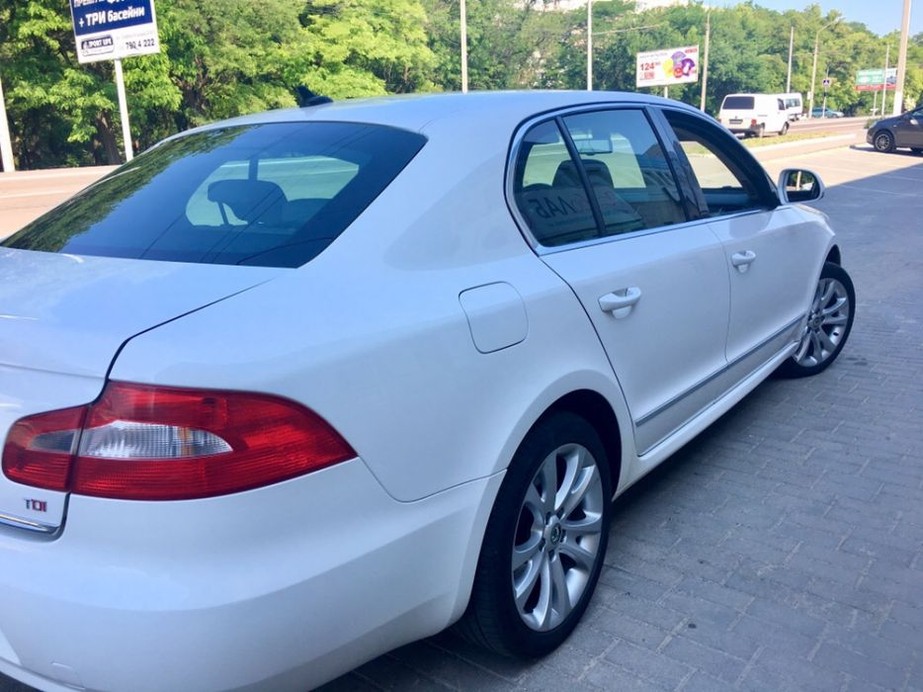 Skoda Superb white 4X4 