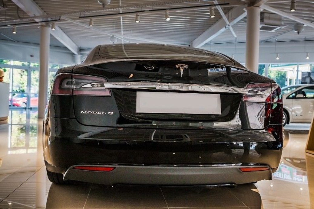 TESLA Model S90d 