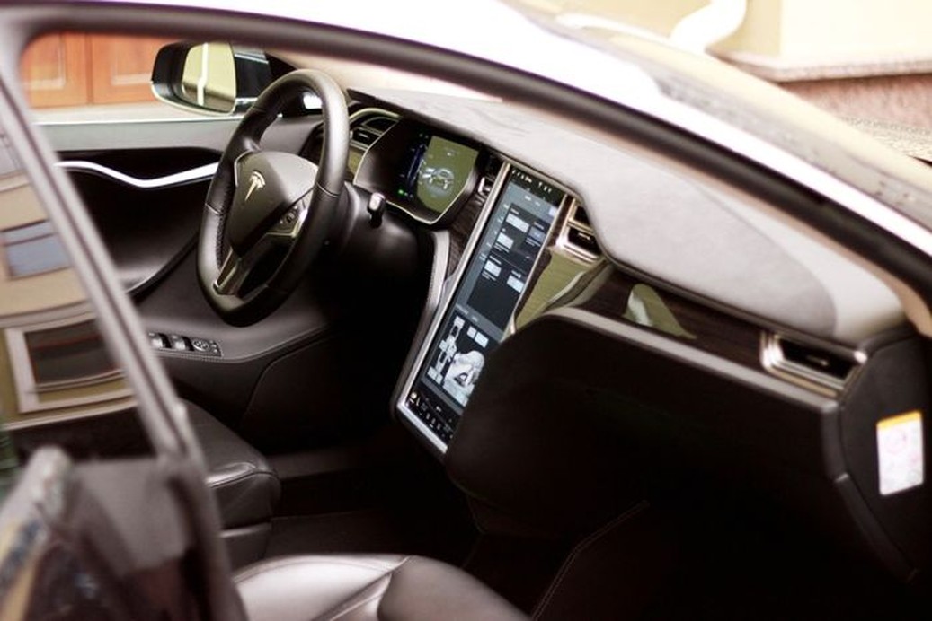 TESLA Model S90d 