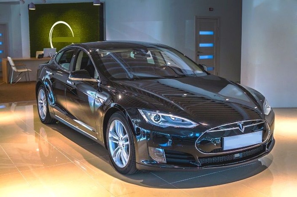 TESLA Model S90d 