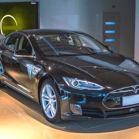TESLA Model S90d - авто на весілля у Києві - портфоліо 1