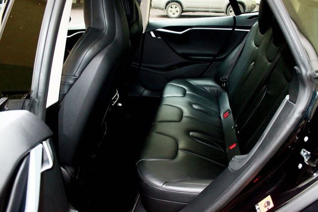 TESLA Model S90d 