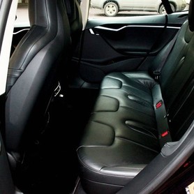 TESLA Model S90d - авто на весілля у Києві - портфоліо 3