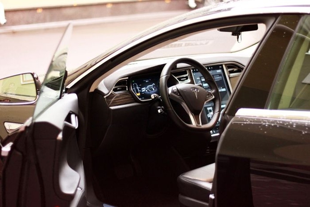 TESLA Model S90d 