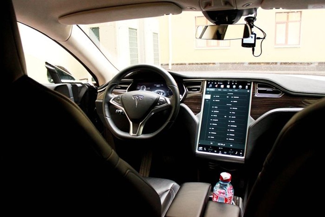 TESLA Model S90d 
