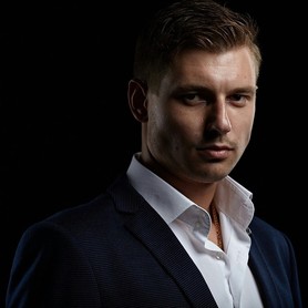 Ведучий Дмитрий Архипов