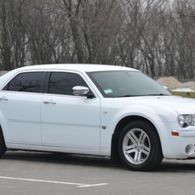 Седан Chrysler 300 C - авто на весілля у Чернігові - портфоліо 3